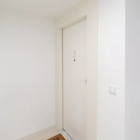 Hostwise - Modern & Cozy Flat | Near The