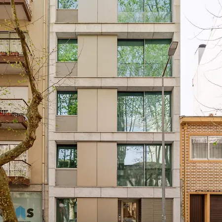 Hostwise - Modern & Cozy Flat | Near The Apartament *