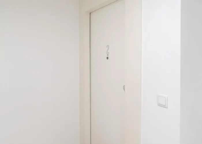 Hostwise - Modern & Cozy Flat | Near The